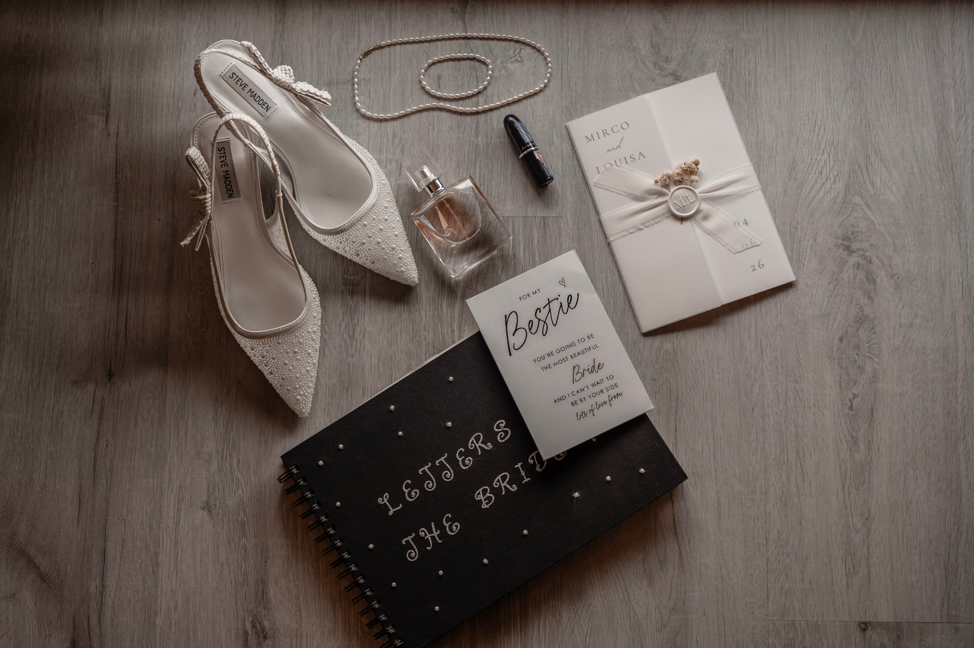 Flatlay mit Brautschuhen, Parfum und Einladungskarte