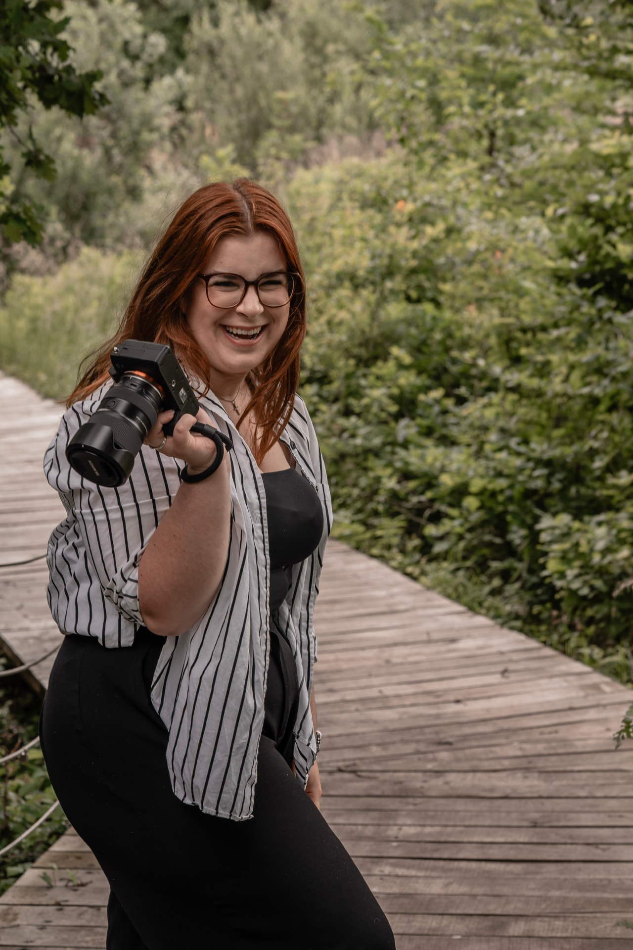 Celine, Fotografin & Hebamme bei Soul & Stories, mit Kamera