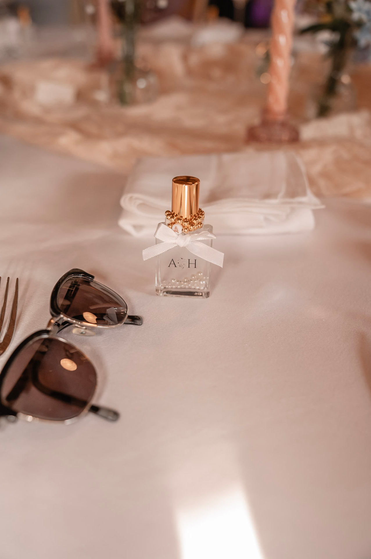 Liebevolles Tischdetail mit personalisiertem Gastgeschenk